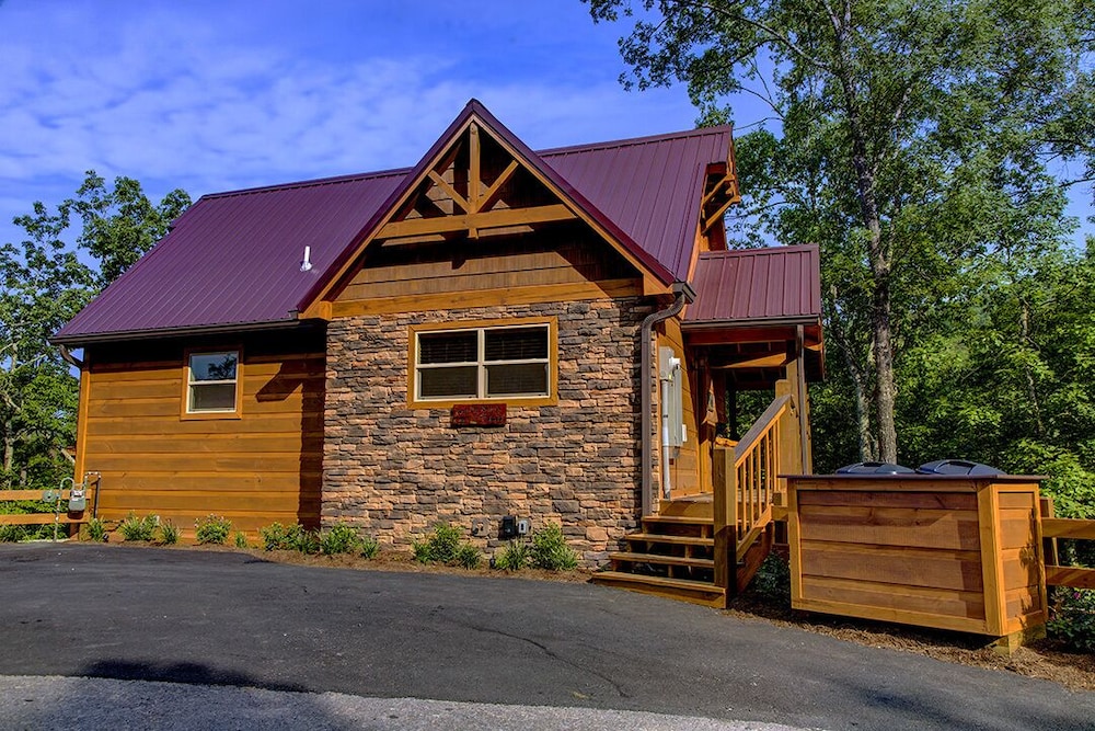 Grin Inn Bear It - 2 Bedrooms, 2 Baths, Sleeps 6 Home by RedAwning