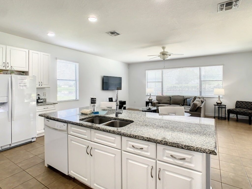 Luxury Villa W/ Private Pool, Golf Resort Amenities & Near Disney 5 Bedroom Villa
