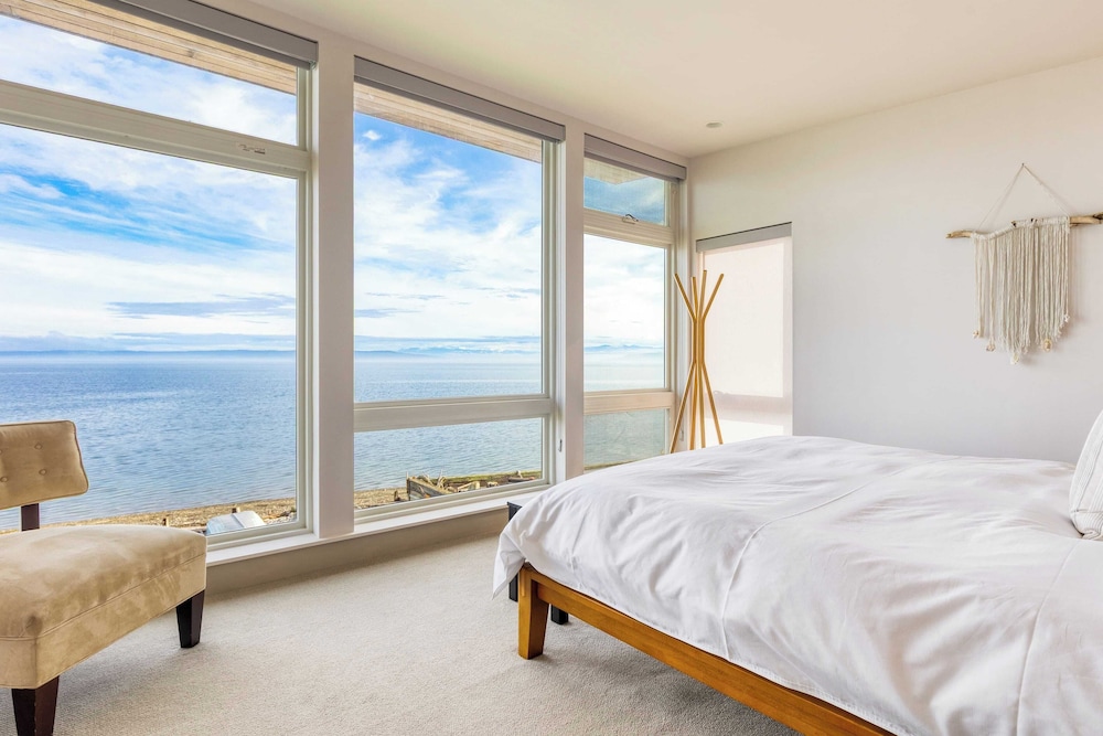 Chic Whidbey Island Waterfront Home w/ Hot Tub, Firepits + Views