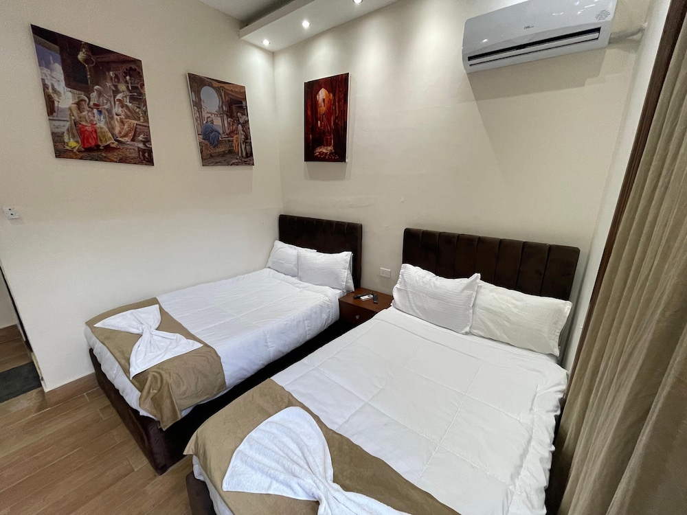 Motel 5 Square