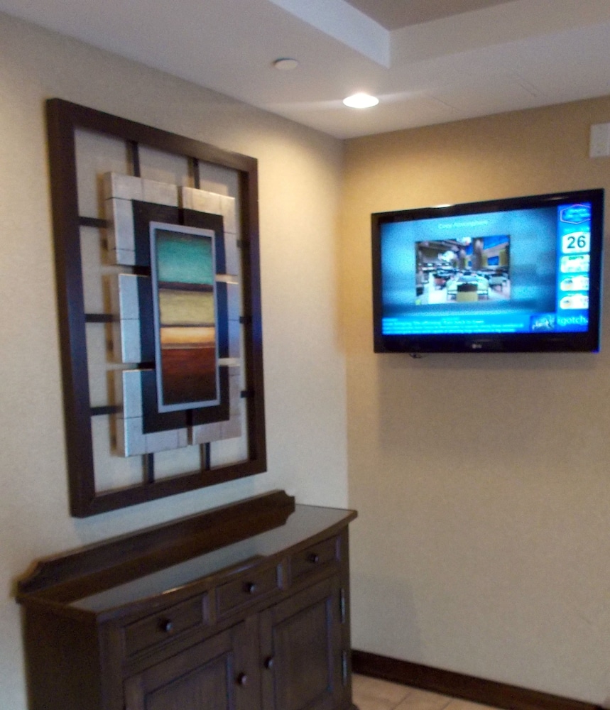 Hampton Inn  Suites by Hilton Montreal-Dorval - Property Image 12