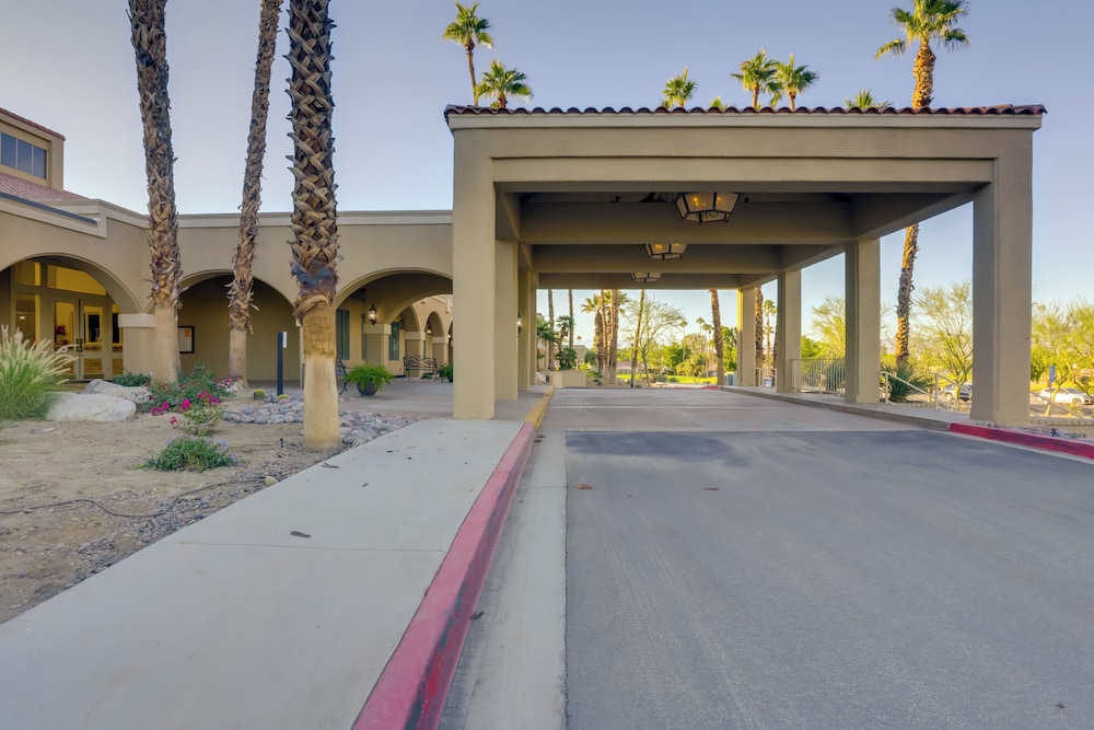 Pet-friendly Palm Desert Retreat: Golf Course View