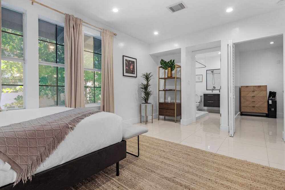 7BD Downtown Oasis Pool