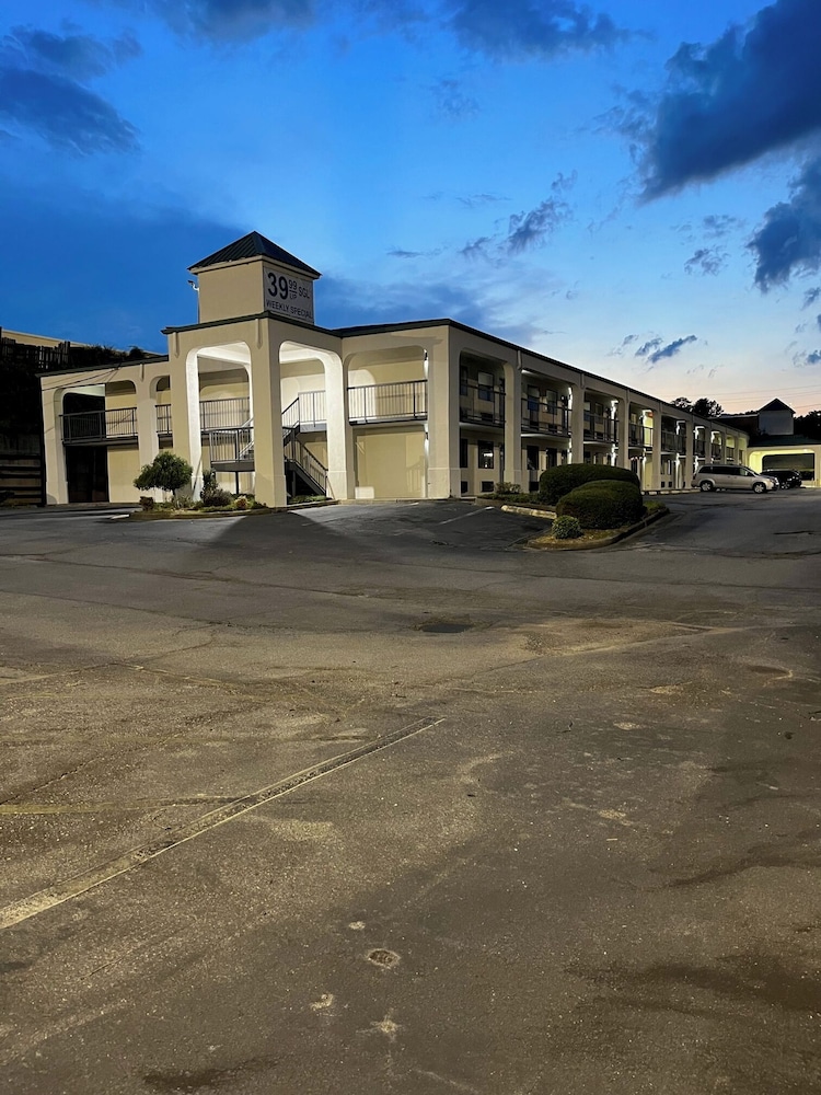 HomeTown Inn & Suites