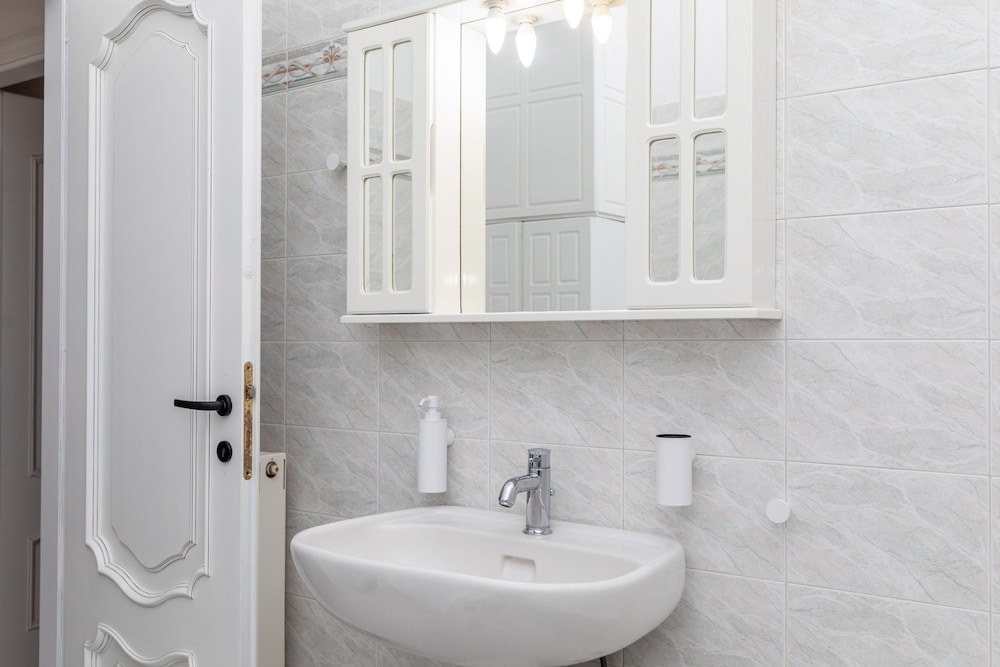 Manouk s - Two Bedroom Apartment