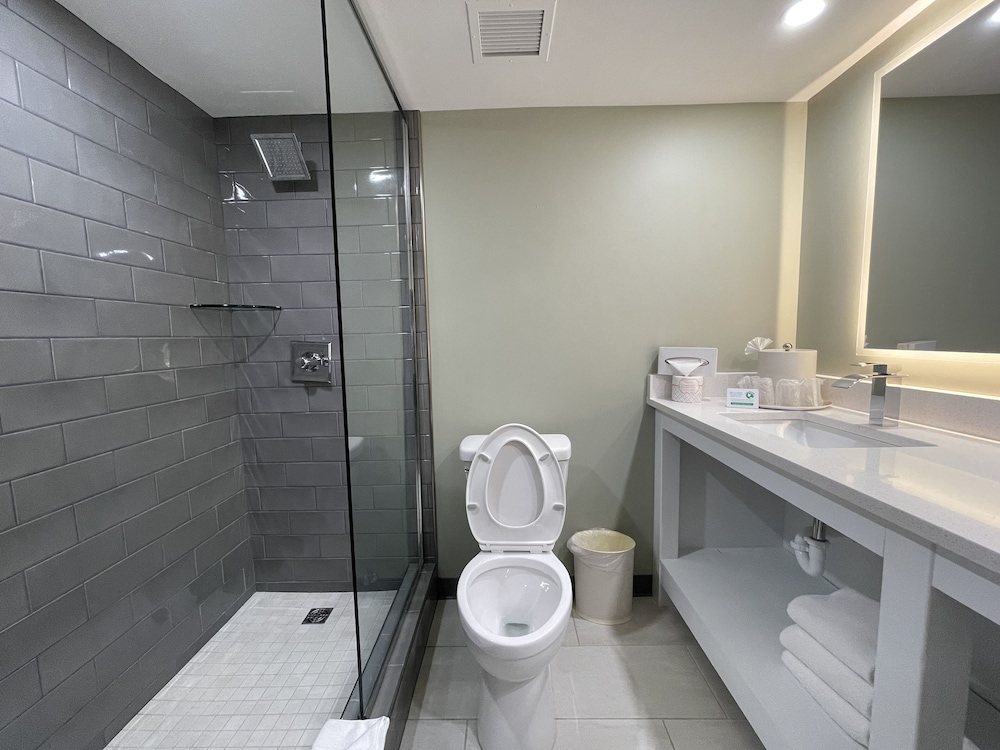 Bloomington Vacations - The Chateau Hotel and Conference Center - Property Image 65