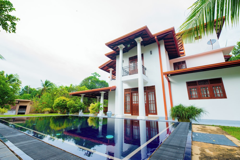 Villa Almond Leaf