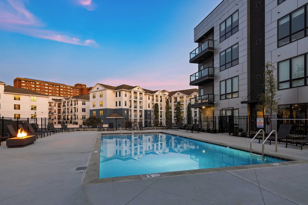 2 Modern Apartments in Heart of Midtown, Walkable Location Patio, Pool & Gym