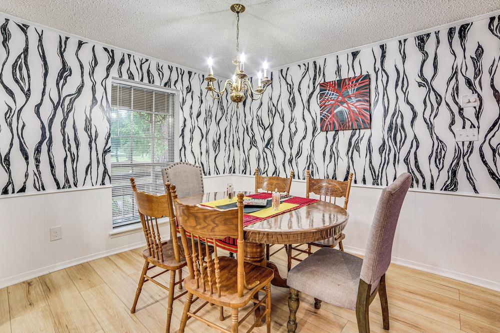Family Getaway on 4 Acres in Mineola!