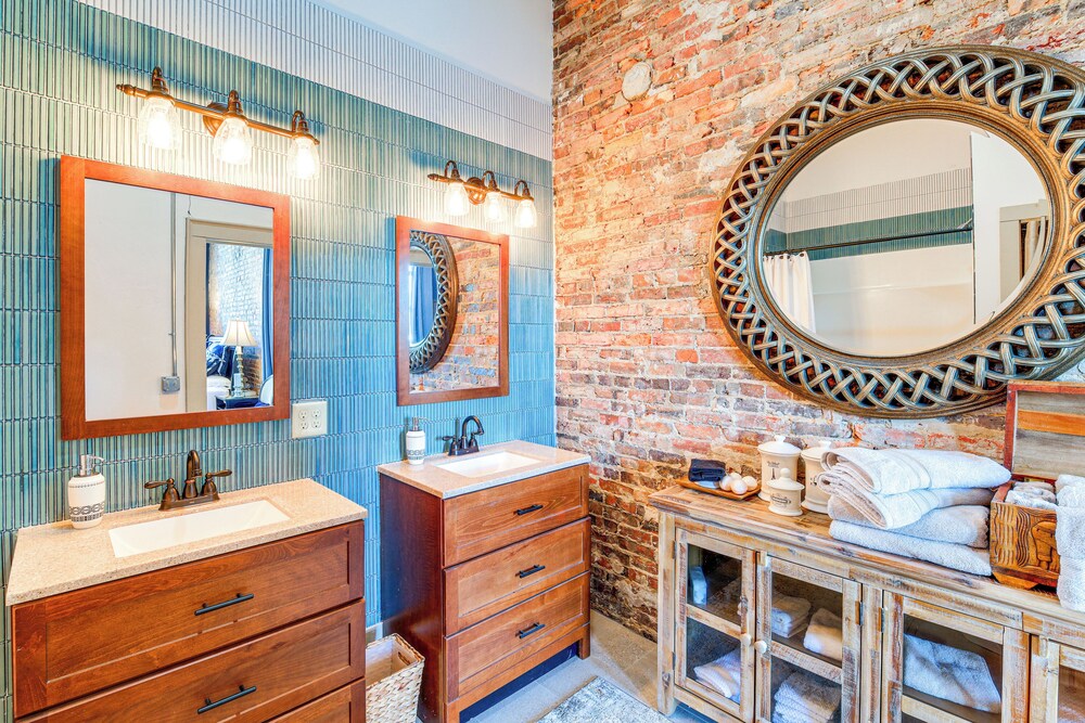Walkable Wytheville Loft on Main Street!