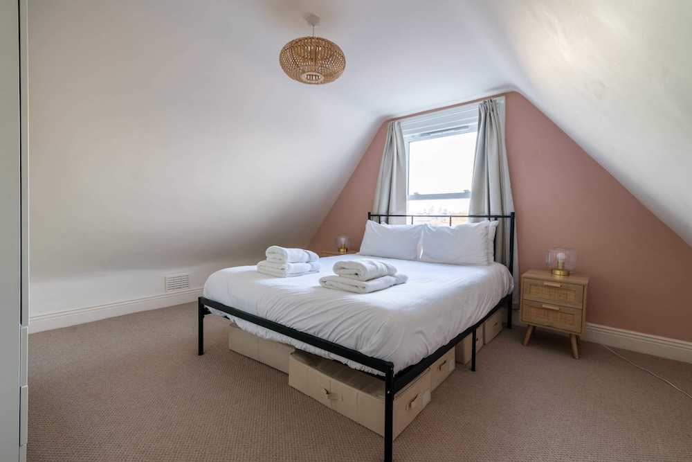 Beautiful Two Bedroom Abode In Clapham view 3