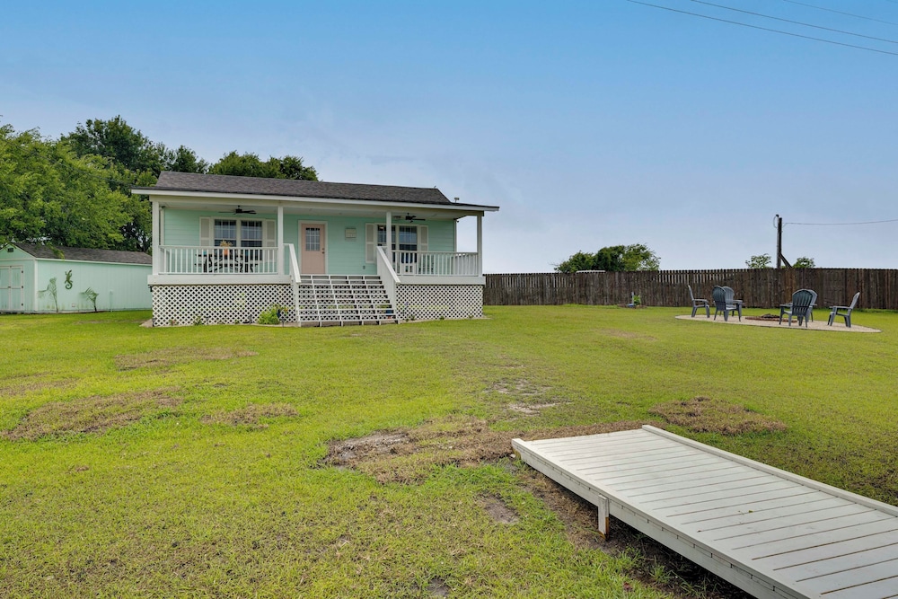 Fish & Boat: Home w/ Spacious Yard in Seadrift