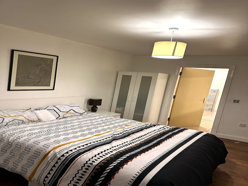 Urban Oasis 2-bed En-suite Apt in Birmingham view 3