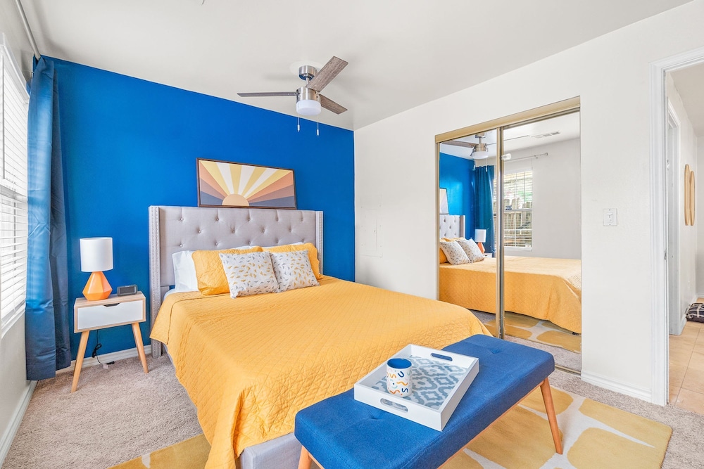 Dallas Retro House King Bed Backyard