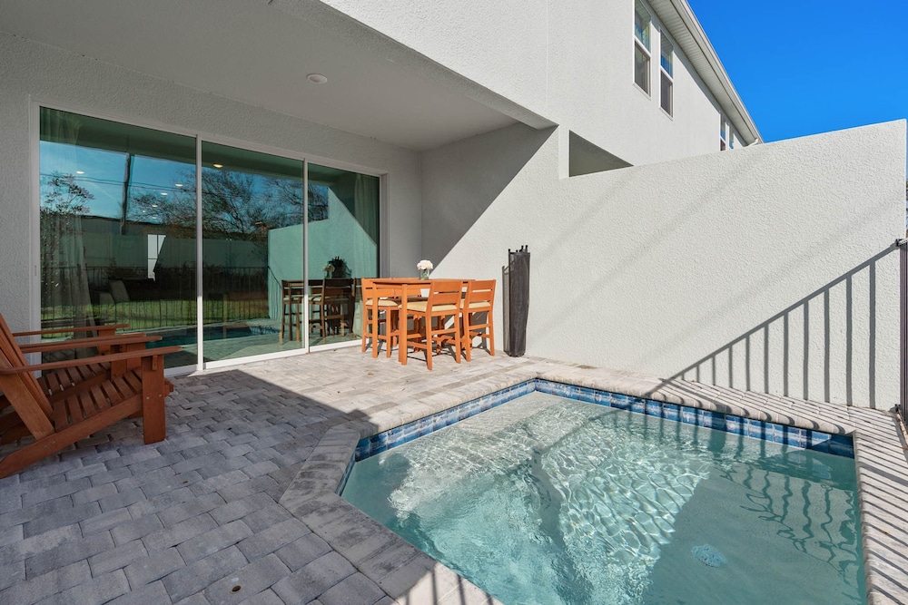 Super Close- Disney s Parks w Theme Rooms Pool