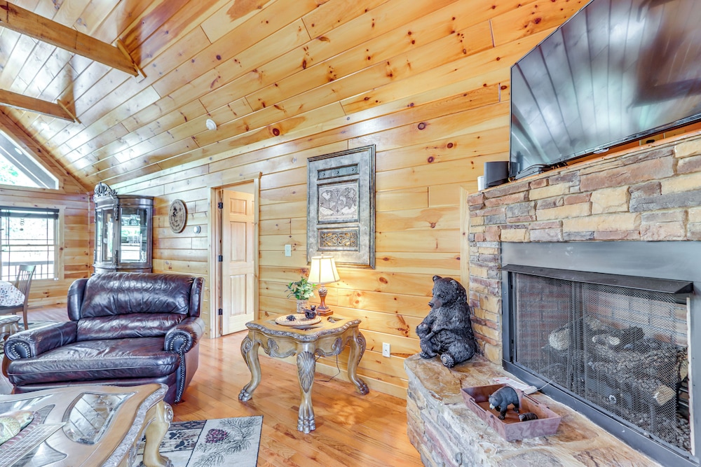 Blue Ridge Orchard Overlook' Cabin w/ Hot Tub