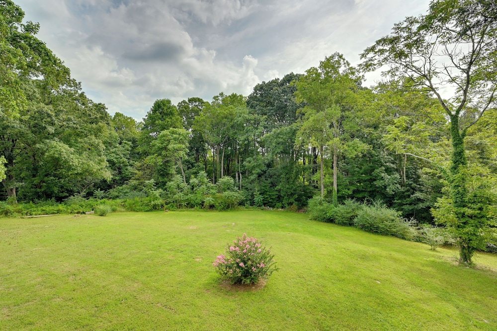 12 Mi to Downtown Winston-salem: Apt w/ Balcony!