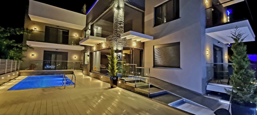 LUXSUITES