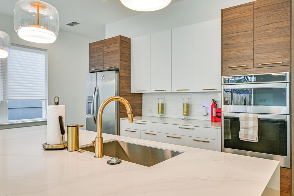 2 Mi to Bank of America Stadium: Townhome w/ Patio