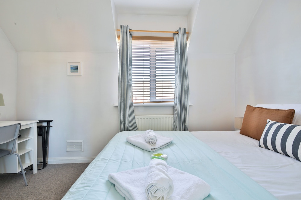 2 Bed House Near Beach with Free Parking