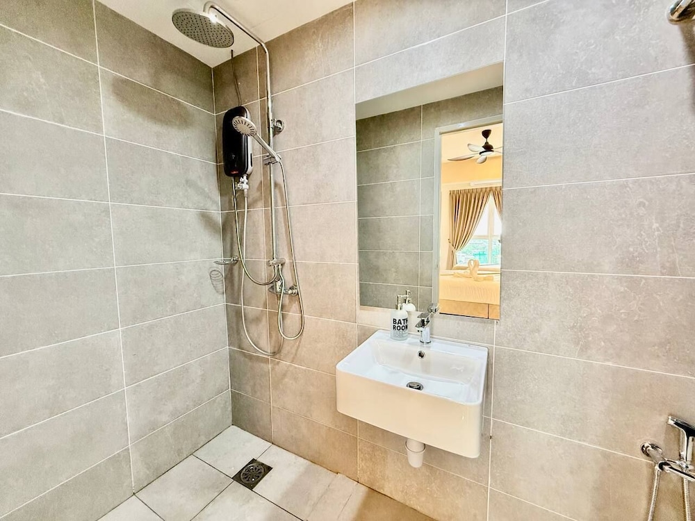 ICC Luxury Suites By Grab A Stay