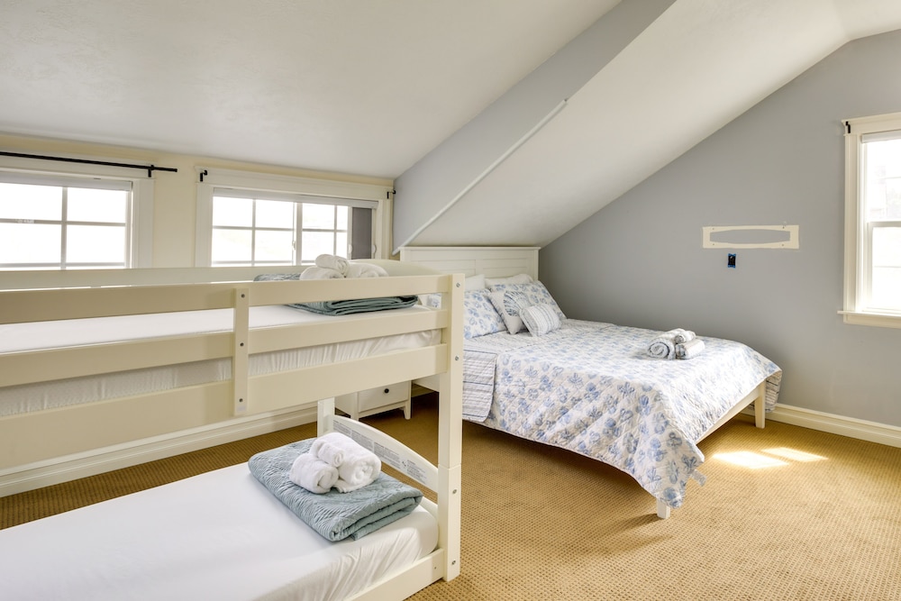 Coastal Lincoln City Home w/ Spacious Deck! view 2
