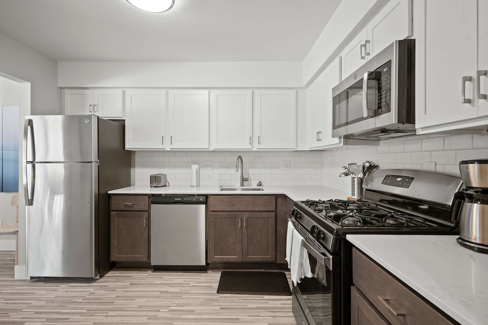 Spacious 2BR 2BA Apartment in the City