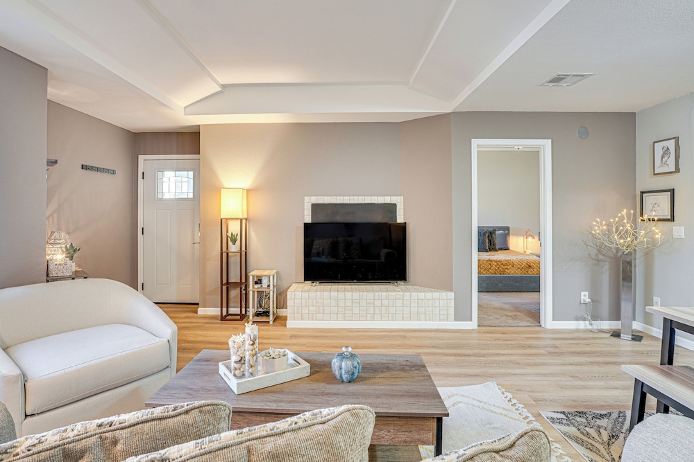 2 Mi to Tucson Mall: Condo w/ Pool & Hot Tub!