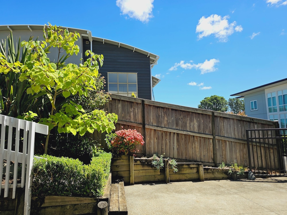 LILYPAD 4-bedroom Urban Retreat Auckland