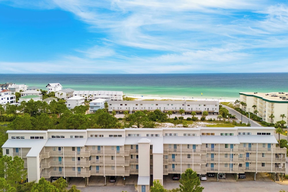 2 Condos, Steps to the Beach Pool+hot Tub, Balcony Lounge Triton & Sea Haven