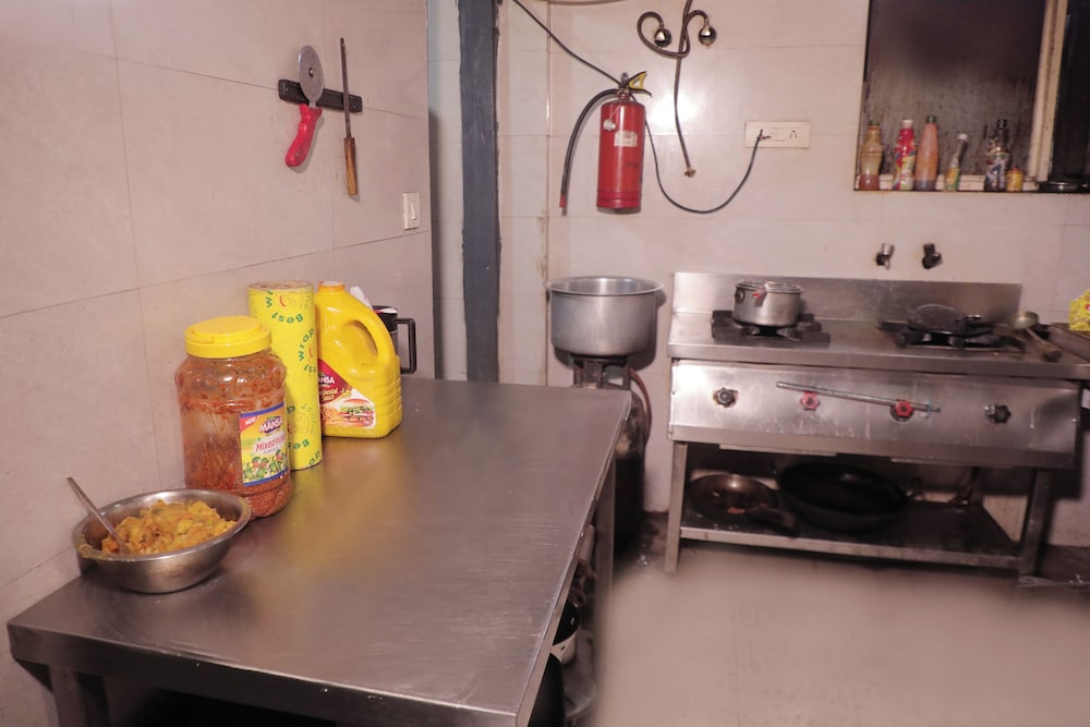 Hotel Red Chilly Pitampura
