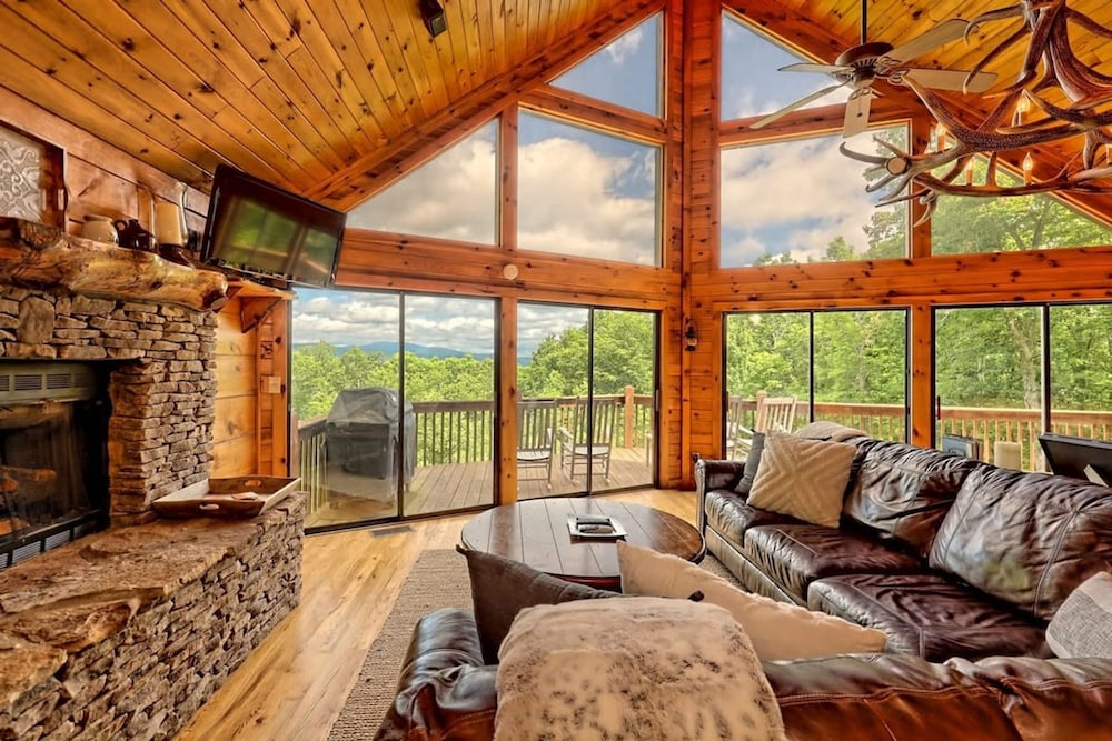 Hot Tub 3 Fireplaces Mountain Views Game Room