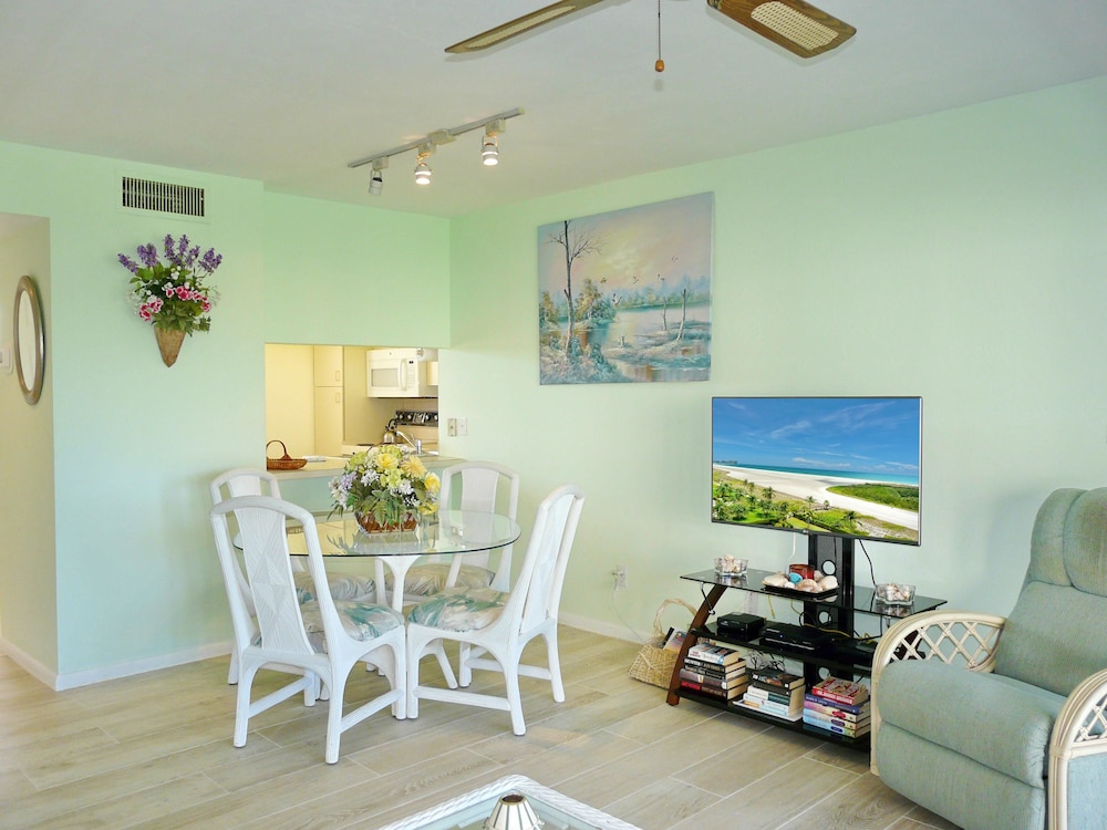 Coastal Style Condo With Pool, spa and Steps to Beach