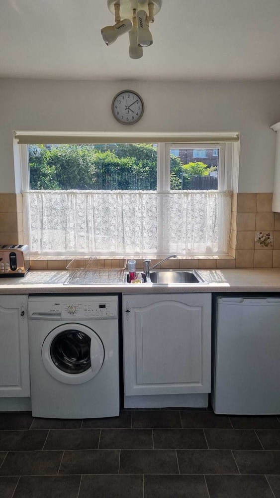 Doncaster-house-sleeps8-parking-garden