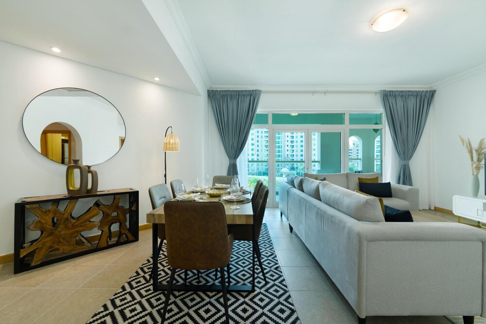 Stylish Apt With Large Patio Close to the Beach