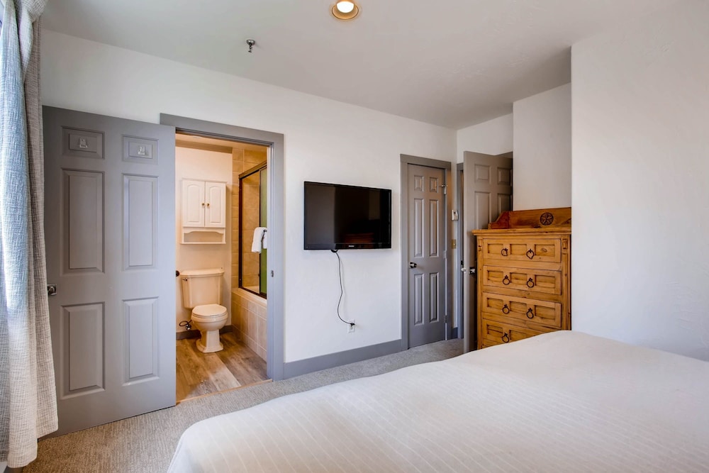 Uniquely Decorated Mountain Plaza  3 Bedroom Condo - No Cleaning Fee! by RedAwning