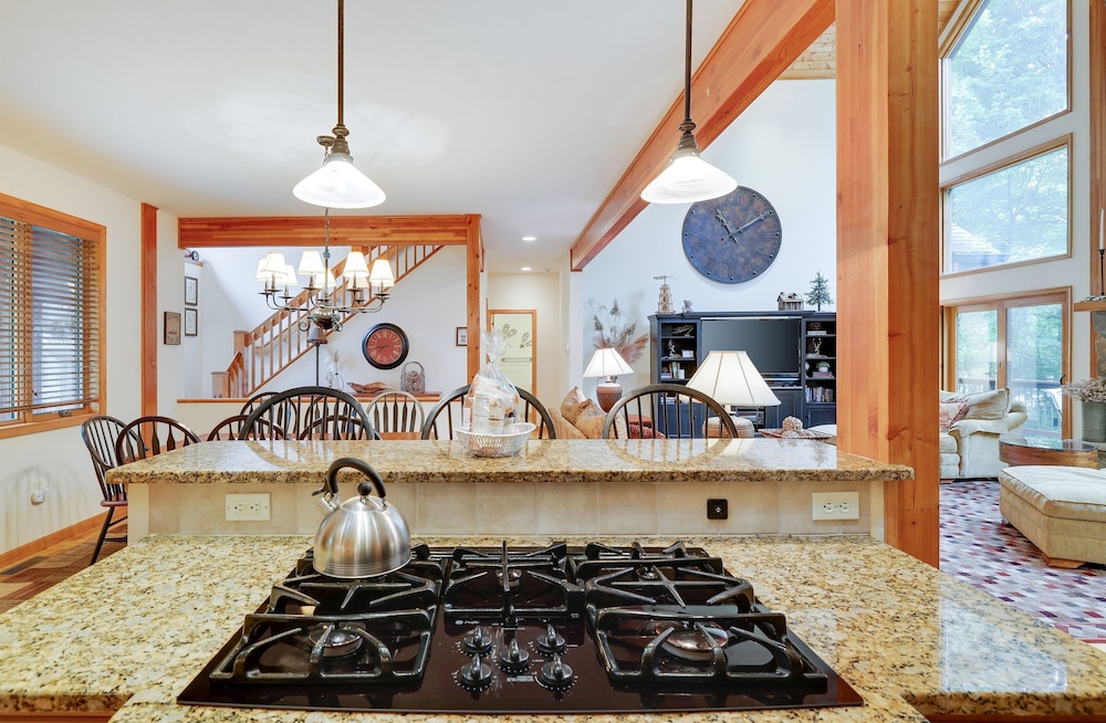 Elk Hollow by Avantstay Lakefront Chalet w Game Room Fire Pit