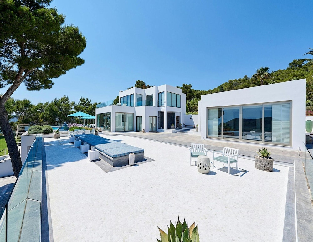 Super Villa With Swimming Pool