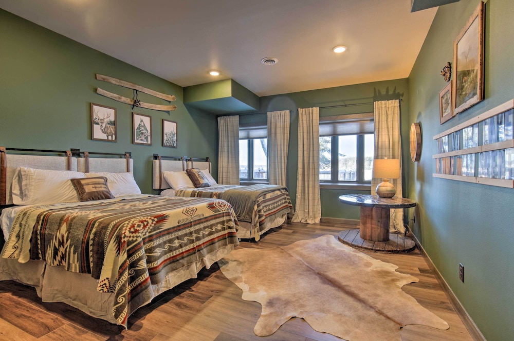 Lakefront Cabin w/ Proximity to Attractions!