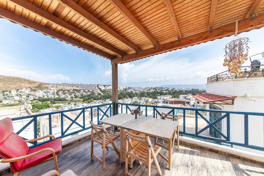 Sea View Cozy House With BBQ and Garden in Bodrum view 3