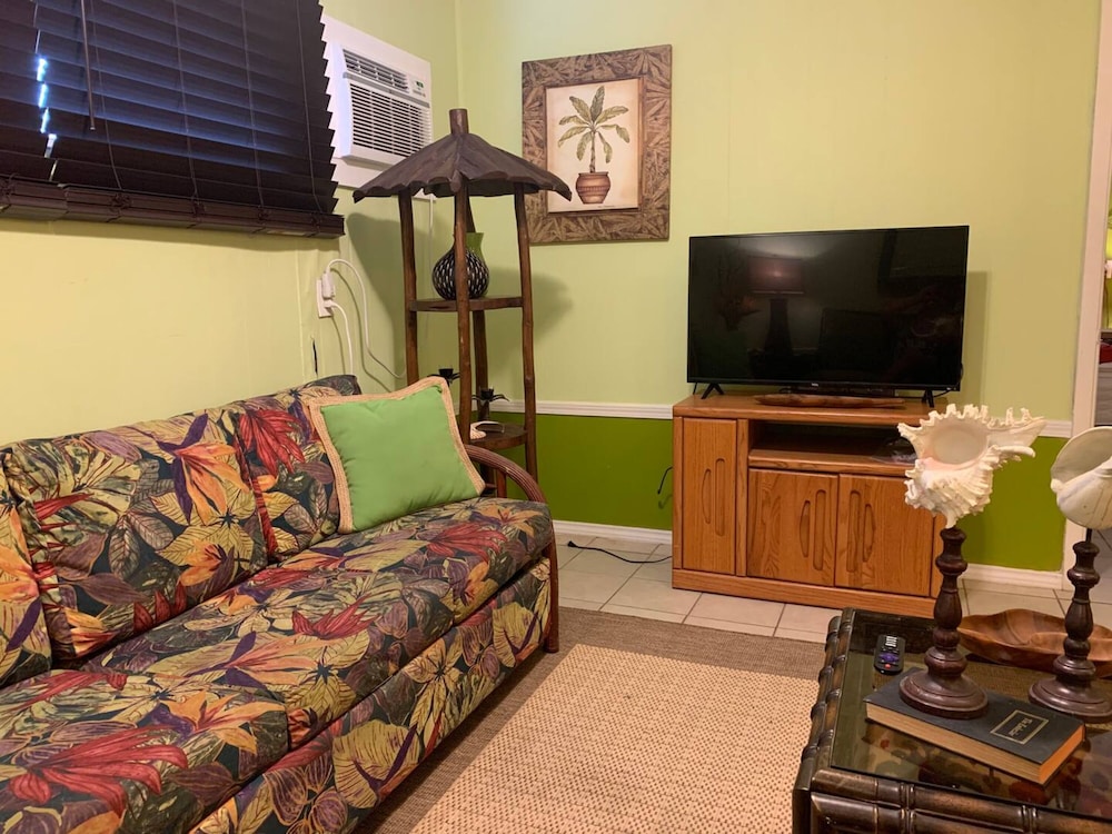 2521 ALOHA King Bed with Sleeper Sofa