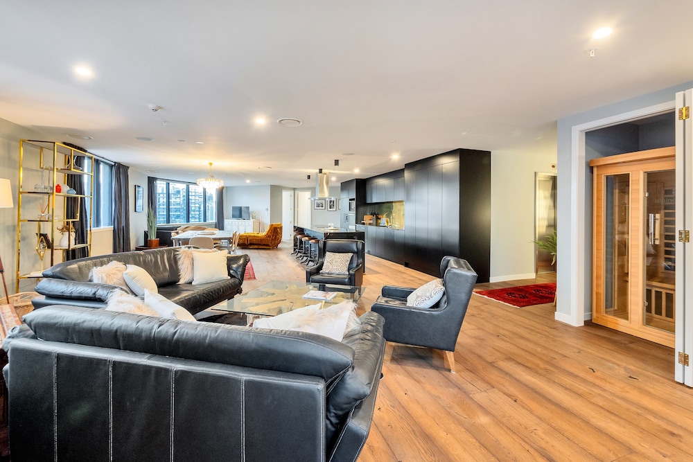 Luxe In The City w Two Car Parks - Image 2