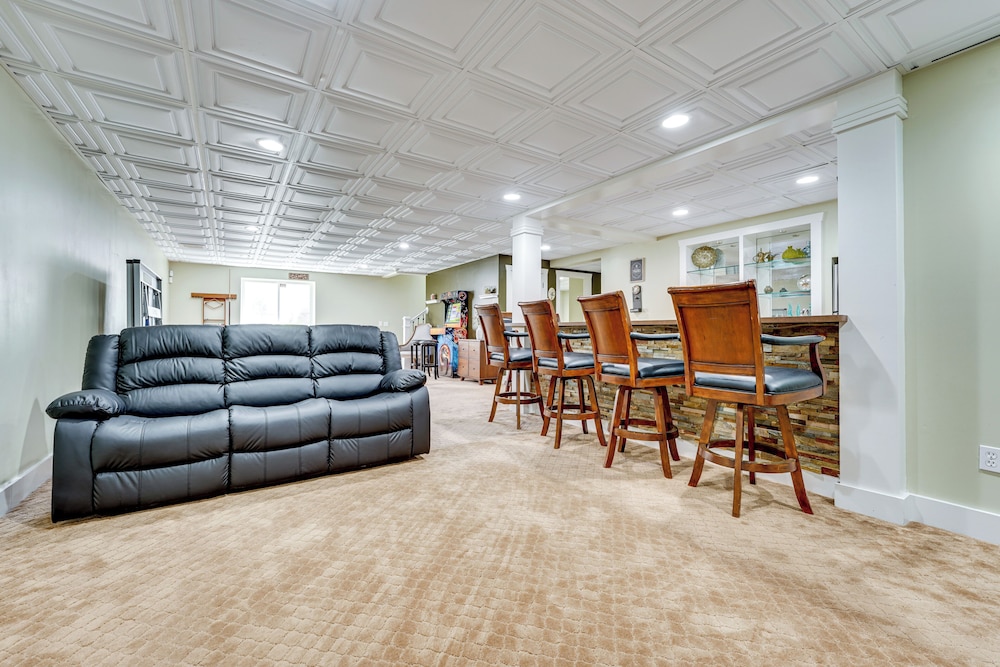 Spacious Family Getaway: 8 Mi to Main St Ann Arbor