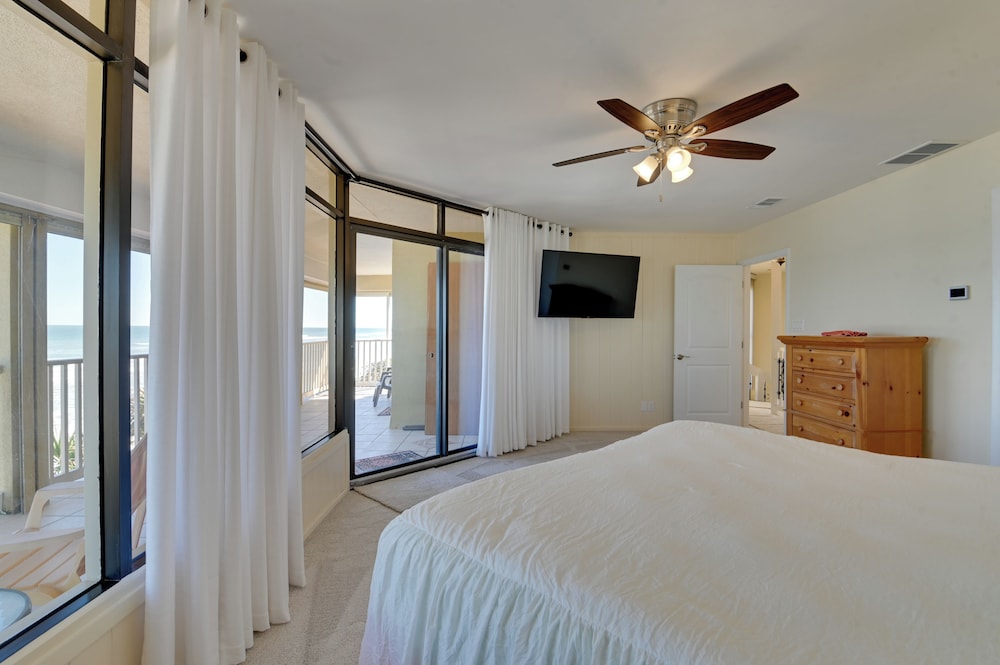 Oceanfront Escape on Wilbur Beach!