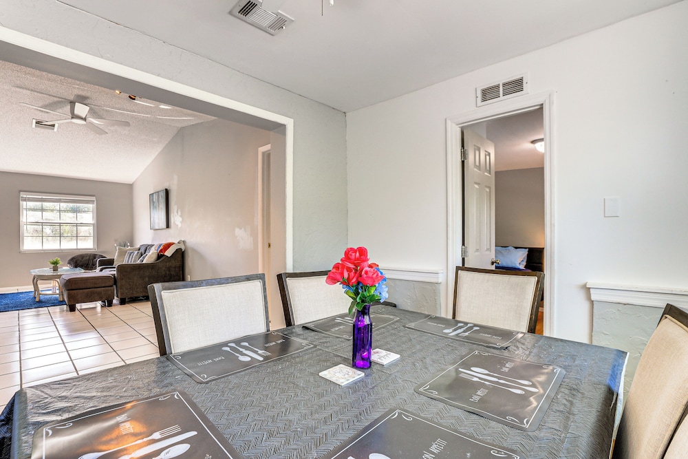 7 Mi to Beach: Cozy Home w/ Yard in Englewood!