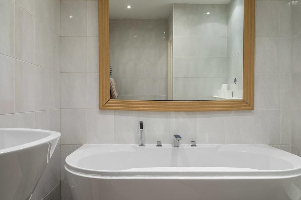Specious Family Kensington 5-bed House, Sleeps 12