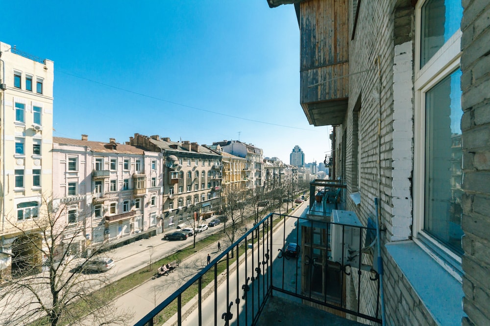 Rent Kiev Lva Tolshtoho Square