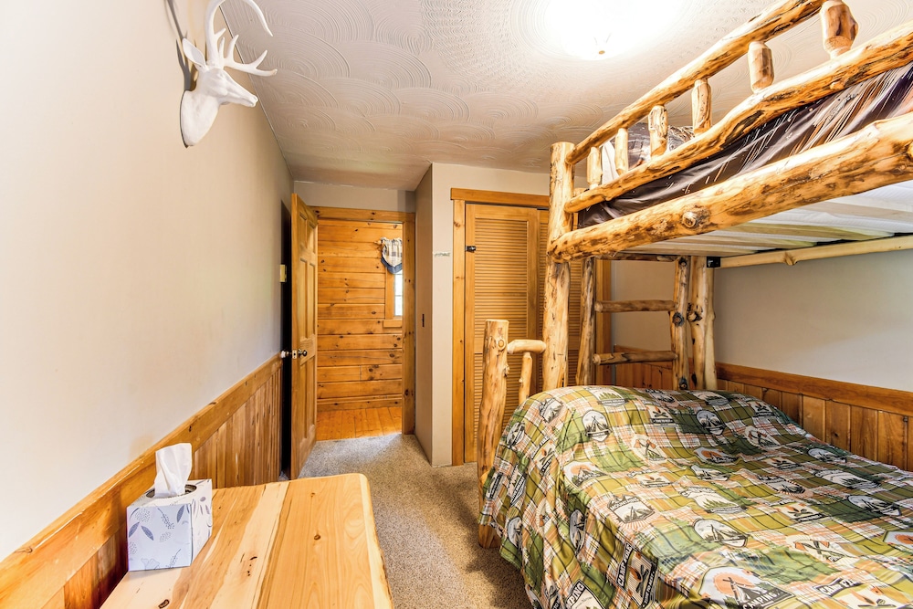Private Hannibal Cabin With Sauna & Hot Tub!