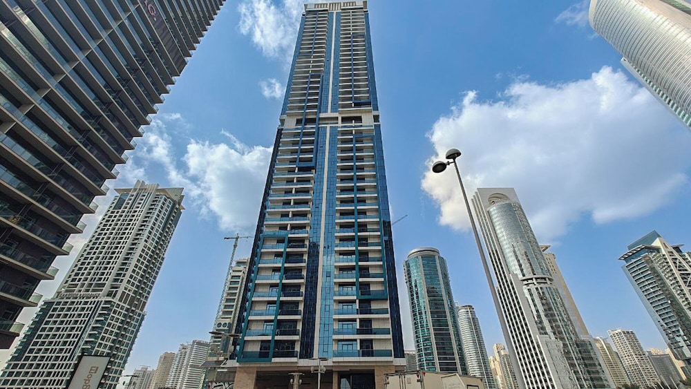 Heaven Crest Vacation Homes - Balcony with City View 1BHK in JLT Dubai Close to Metro & Marina