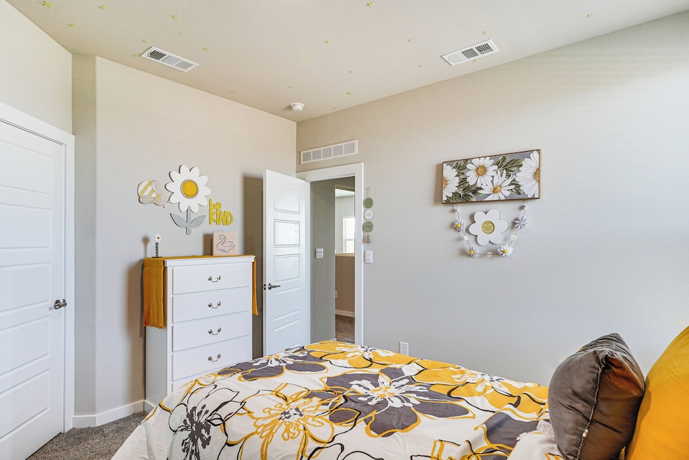 Spacious Family Home w/ Office in Midland-odessa!